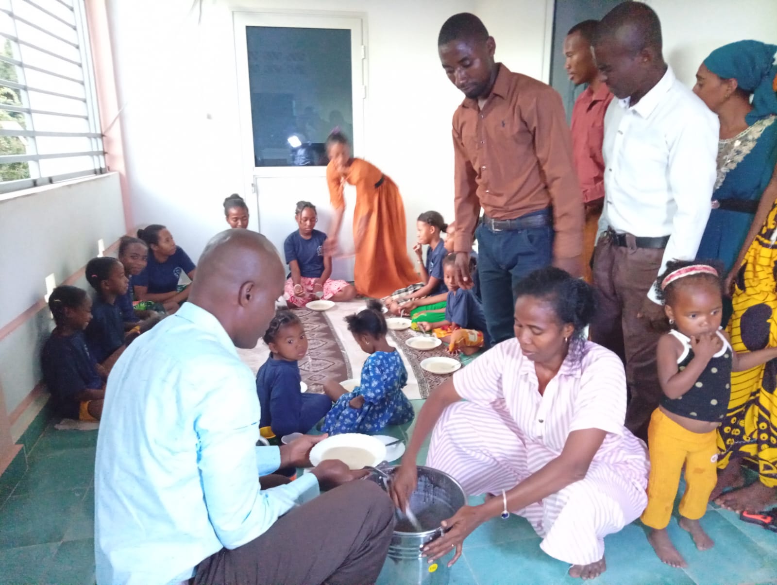 Temps de repas partagé au centre d’Ambondrona Ampamantana