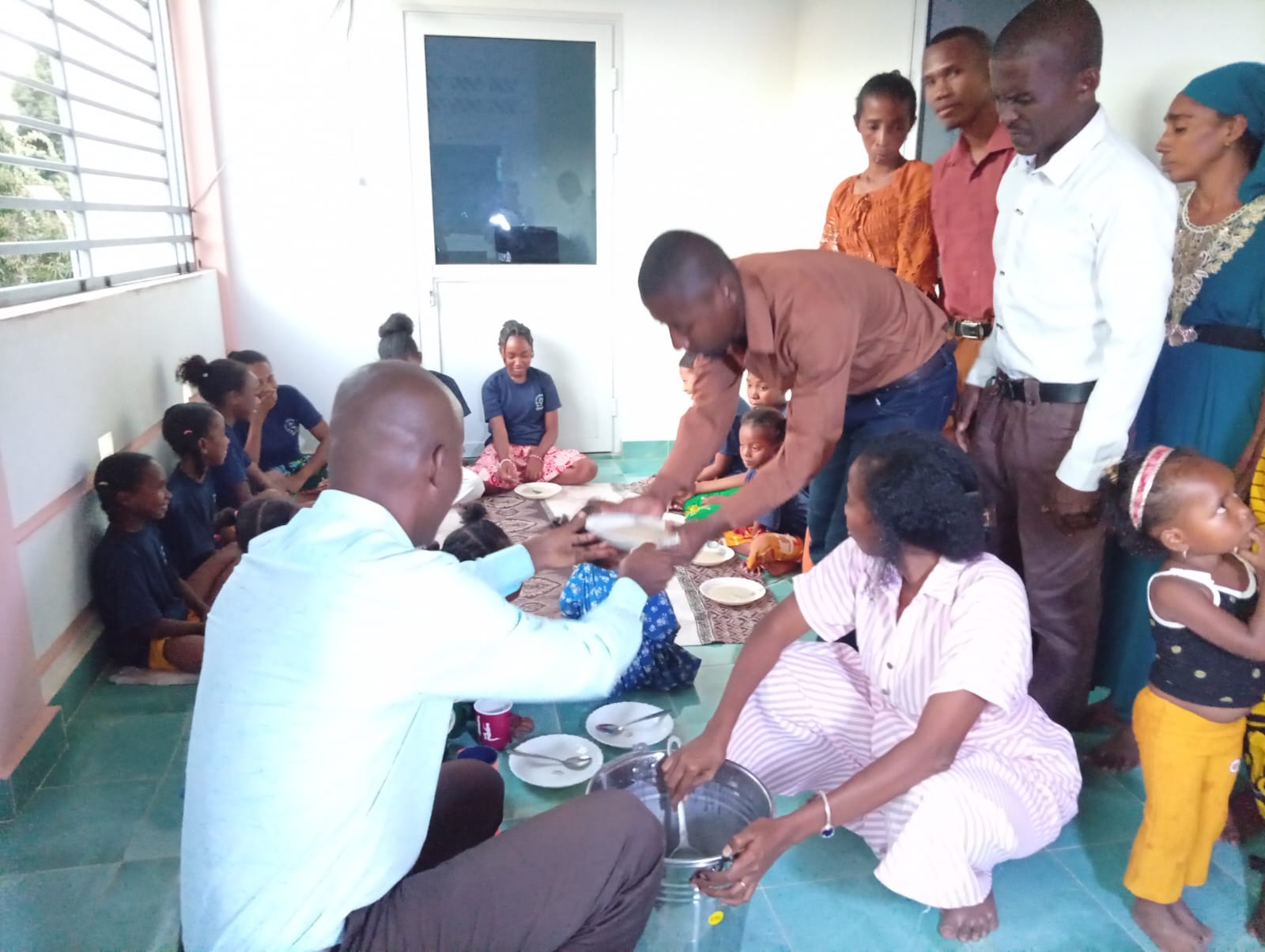 Préparation et distribution de repas au centre de l’ONG F4